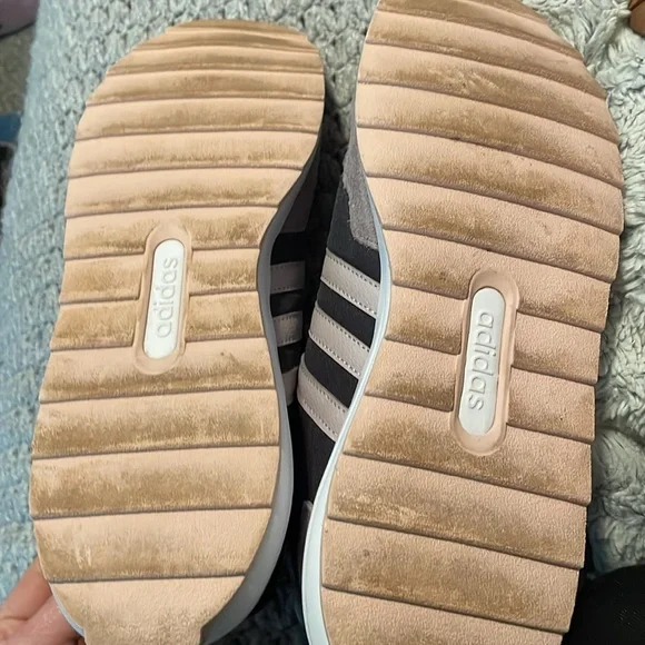 C36- Women’s Adidas Tennis Shoes Size 11 - Picture 4 of 4